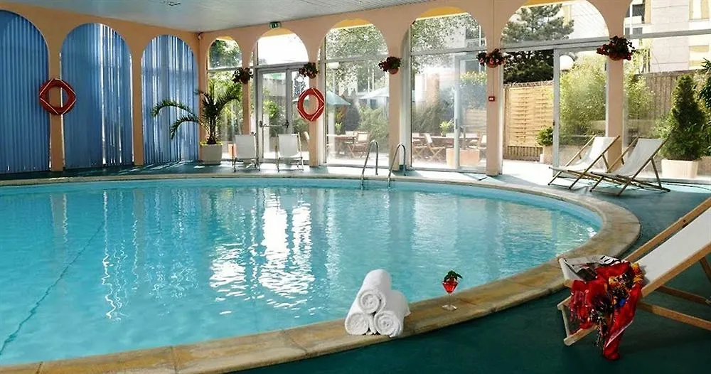 **  Montmartrois Hotel Paris France